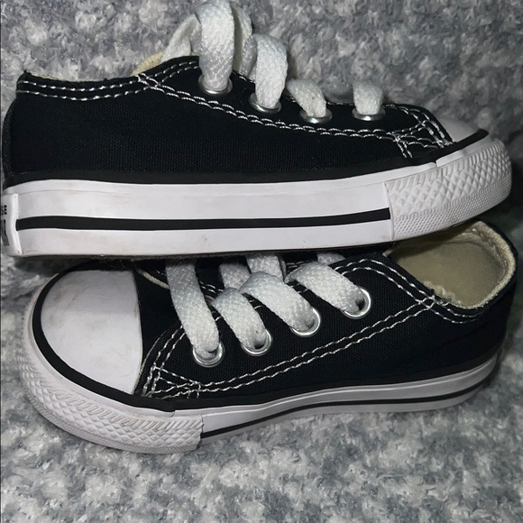 Converse Kids Black and White Sneakers 4 Toddler - Picture 4 of 6